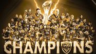 FINALES EUROPÉENNES – Toulon champion, La Rochelle en commando Hier soir, les Varois ont remporté la Challenge Cup en explosant Glasgow (43-19). Ce samedi, les Maritimes vont tenter de décrocher la Champions Cup dans l’antre du Leinster. N’ayant pas son destin en main pour obtenir un billet pour les phases finales du Top 14, Toulon voulait assurer ce titre européen qui lui ouvre les portes de la Champions Cup pour la prochaine saison. Opération réussie… D‘entrée le RCT a fait parler la poudre avec son capitaine, le Basque Charles Ollivon, et son demi-de-mêlé, le Landais Baptiste Serin. Ce dernier, auteur de deux essais en première période, s’est ensuite blessé au genou et pourrait manquer la fin de la saison. A 40 ans, Sergio Parisse est aussi allé à dame, contribuant largement à ce trophée avant de raccrocher les crampons. Malgré plusieurs autres blessures qui ont chamboulé l’équipe (dont Dan Biggar et Gabin Villières sortis sur commotion), Toulon a enrayé la belle machine écossaise et répliqué à chaque essai, gardant toujours une très confortable avance.